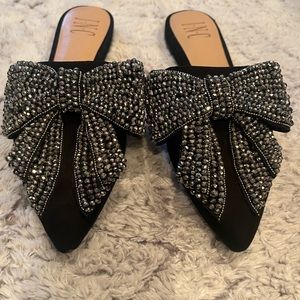 Gannie Mule’s.Pointed-toe slip-on mules.Rhinestone bow detail at toe cap